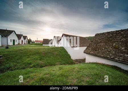 Weinkeller in einer Reihe in Südungarn in Palkonya Dorf Stockfoto