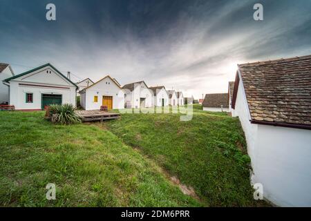 Weinkeller in einer Reihe in Südungarn in Palkonya Dorf Stockfoto