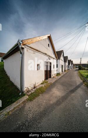 Weinkeller in einer Reihe in Südungarn in Palkonya Dorf Stockfoto