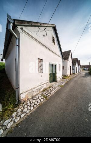 Weinkeller in einer Reihe in Südungarn in Palkonya Dorf Stockfoto