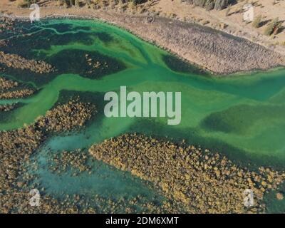 Eine Luftaufnahme der Isar, am Einlauf in den Sylvensteiner See in Bayern, Deutschland Stockfoto