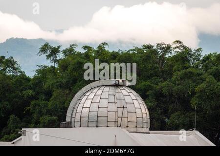 Kuppel auf einem Dach ähnlich einem Observatorium umgeben von Bäume Stockfoto