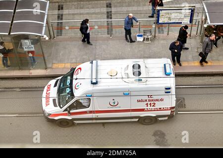 Istanbul, Türkei - 14. Februar 2020: Ein Krankenwagen fährt die Straßenbahnschienen vorbei Cemberlitas Station auf Yeniceriler Straße in Mollafenari Nachbarschaft, Stockfoto