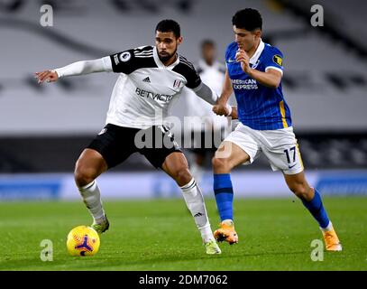 Fulhams Ruben Loftus-Cheek (links) und Brighton und Hove Albions Steven Alzate kämpfen während des Premier League-Spiels im Craven Cottage, London, um den Ball. Stockfoto