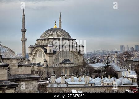 Istanbul, Türkei - 14. Februar 2020: Nuruosmaniye Moschee im Stadtteil Cemberlitas im Stadtteil Fatih. Stockfoto