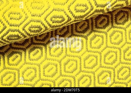 Helle IlluminatingGelb und Grau Wolle Teppich Textur Hintergrund. Konzept der Farbe des Jahres 2021 mit hellen leuchtenden Gelb- und Grautönen. Draufsicht, flach liegend, Kopierbereich. Stockfoto