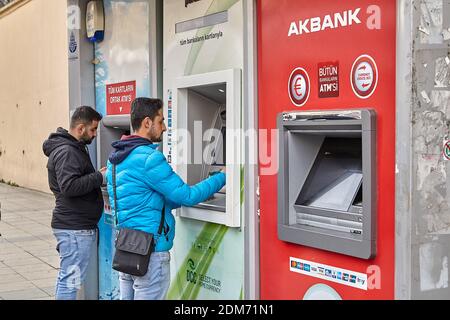 Istanbul, Türkei - 14. Februar 2020: Geldautomaten in der Alemdar-Straße von Denizbank, Akbank und Garanti, zwei Männer, die Banken machen, Cankurtaran Bezirk in Fatih Stockfoto