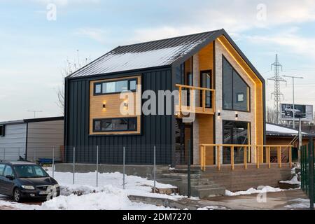 Holzrahmen vorgefertigte Kabine oder Fertighaus im Bau als modulares Gehäuse und Flat Pack Häuser Konzept. Stockfoto