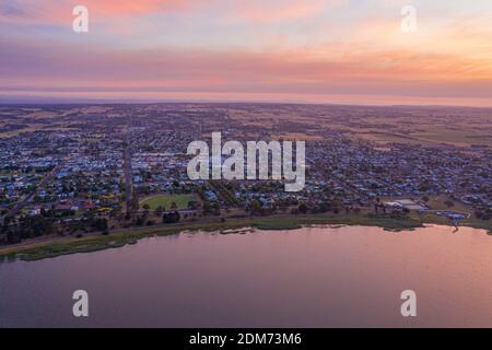 Sonnenuntergang über der Stadt Colac in Australien Stockfoto