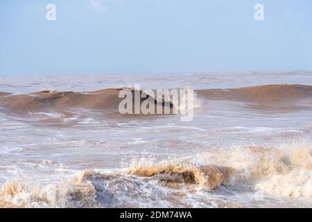 TEL AVIV, ISRAEL - 16. DEZEMBER: Wellen schlagen am 16. Dezember 2020 in Tel Aviv, Israel, über dem Pier am Alten Hafen ab. Stockfoto