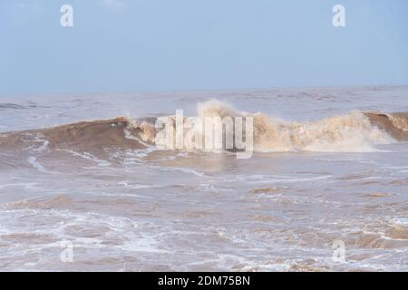 TEL AVIV, ISRAEL - 16. DEZEMBER: Wellen schlagen am 16. Dezember 2020 in Tel Aviv, Israel, über dem Pier am Alten Hafen ab. Stockfoto