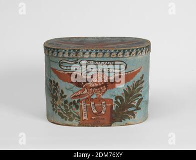 Putnam und Roff, Putnam und Roff, Block bedrucktes Papier auf Pasteboard-Unterstützung, Bandbox Szene zeigt Adler in seinem Schnabel eine Banderole für den Hersteller. Gedruckt auf Banderole im Muster: 'PUTNAM UND ROFF. PAPIER/ HÄNGEND &/ BAND/ BOX/ MANUFACR/ HARTFORD/ CON'. Hellblauer Grundblock in den Farben Orange, Weiß, Grau und Hellbraun, sowie in Grün, Braun, Schwarz und Gelb mit glänzender Oberfläche. Rand mit blauem Grund überzogen, Blockdruck in weiß, pink, braun und grün., Hartford, Connecticut, USA, 1821–24, Wallcoverings, Bandbox und Deckel, Bandbox Stockfoto