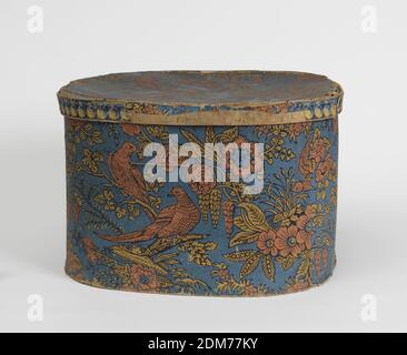 Bandbox, Block-bedrucktes Papier auf Pasteboard-Unterstützung, Block-Print Muster der Mustertapete: Auf blauem Hintergrund zwei lachsfarbene Vögel auf gelbem Arm mit Blättern, Lachssprays und gelbe Blüten und Blätter, lachsfarbener Vogel im Flug. Über alle diagonalen Bewegungen des Musters. Randrand: Band aus aufgereisten Perlen mit gelben und blauen Akzenten auf blauem Hintergrund., USA, 1830–40, Wallcoverings, Bandbox Stockfoto