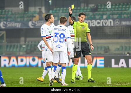 Verona, Italien. Dezember 2020. Verona, Italien, Marcantonio Bentegodi Stadion, 16. Dezember 2020, der Schiedsrichter des Spiels Riccardo Ros zeigt gelbe Karte Mikkel Damsgaard (Sampdoria) während Hellas Verona vs UC Sampdoria - Italienische Fußball Serie A Spiel Kredit: Ettore Griffoni/LPS/ZUMA Wire/Alamy Live News Stockfoto