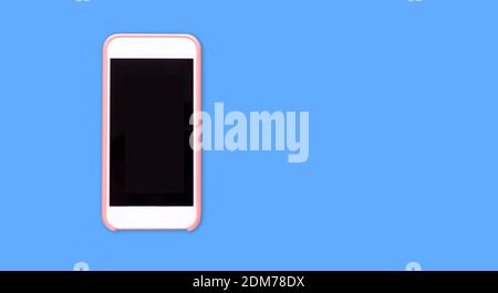 Draufsicht auf Handy mit schwarzem Bildschirm isoliert auf hellblauem Hintergrund mit großem Copytext Platz. Smartphone Stockfoto