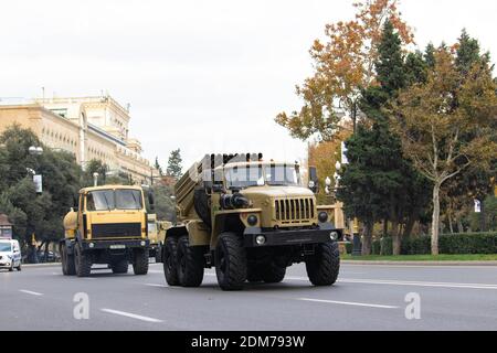 Der BM-21 Grad - sowjetischer LKW-montierter 122 mm-Raketenwerfer. Baku - Aserbaidschan: 10. Dezember 2020 Stockfoto