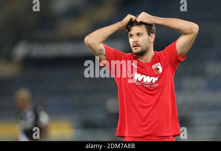 Bielefeld, Deutschland. Dezember 2020. Fußball: Bundesliga, Arminia Bielefeld - FC Augsburg, Matchday 12 in der Schüco Arena. Tobias Strobl aus Augsburg greift sich den Kopf. Quelle: Friso Gentsch/dpa - WICHTIGER HINWEIS: Gemäß den Bestimmungen der DFL Deutsche Fußball Liga und/oder des DFB Deutscher Fußball-Bund ist es untersagt, im Stadion und/oder des Spiels aufgenommene Fotos in Form von Sequenzbildern und/oder videoähnlichen Fotoserien zu verwenden oder zu verwenden./dpa/Alamy Live News Stockfoto