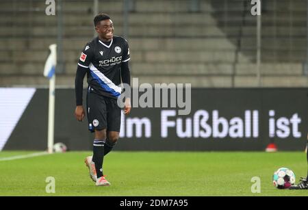 Bielefeld, Deutschland. Dezember 2020. Fußball: Bundesliga, Arminia Bielefeld - FC Augsburg, Matchday 12 in der Schüco Arena. Bielefelds Anderson Lucoqui überquert den Platz. Quelle: Friso Gentsch/dpa - WICHTIGER HINWEIS: Gemäß den Bestimmungen der DFL Deutsche Fußball Liga und/oder des DFB Deutscher Fußball-Bund ist es untersagt, im Stadion und/oder des Spiels aufgenommene Fotos in Form von Sequenzbildern und/oder videoähnlichen Fotoserien zu verwenden oder zu verwenden./dpa/Alamy Live News Stockfoto