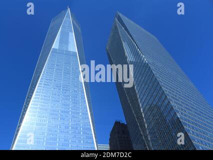 Freedom Tower, New York das Erreichen des klaren blauen Himmels mit den Wolkenkratzern in einander reflektiert Stockfoto