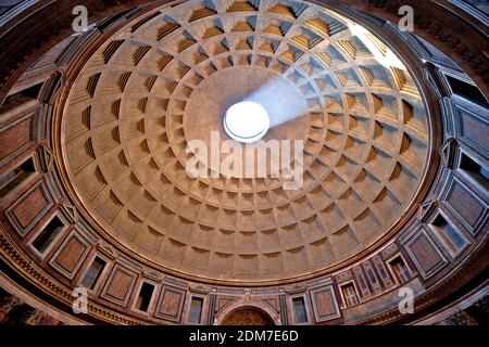 Ewige Stadt Rom. Historischer romanischer Patheon Tempel Kuppel Kuppelansicht, Rom, Hauptstadt von Italien Stockfoto