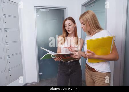 Unternehmerinnen diskutieren Dokumente, kopieren Raum Stockfoto