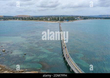 Hölzerner Damm verbindet Victor Harbor mit Granite Island in Australien Stockfoto