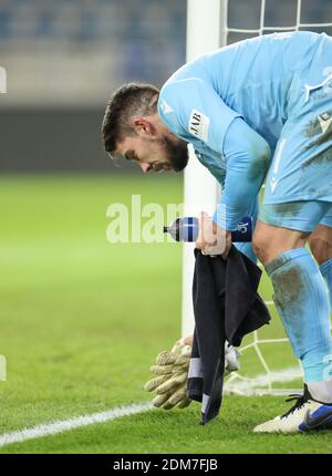 Bielefeld, Deutschland. Dezember 2020. Fußball: Bundesliga, Arminia Bielefeld - FC Augsburg, Matchday 12 in der Schüco Arena. Bielefelder Torwart Stefan Ortega ist am Ende des Spiels enttäuscht. Quelle: Friso Gentsch/dpa - WICHTIGER HINWEIS: Gemäß den Bestimmungen der DFL Deutsche Fußball Liga und/oder des DFB Deutscher Fußball-Bund ist es untersagt, im Stadion und/oder des Spiels aufgenommene Fotos in Form von Sequenzbildern und/oder videoähnlichen Fotoserien zu verwenden oder zu verwenden./dpa/Alamy Live News Stockfoto