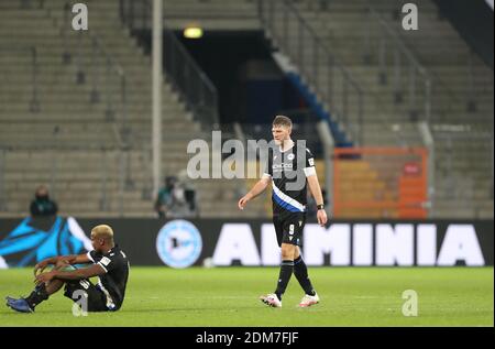 Bielefeld, Deutschland. Dezember 2020. Fußball: Bundesliga, Arminia Bielefeld - FC Augsburg, Matchday 12 in der Schüco Arena. Sergio Cordova (l-r) und Fabian Klos zeigen am Ende des Spiels ihre Enttäuschung. Quelle: Friso Gentsch/dpa - WICHTIGER HINWEIS: Gemäß den Bestimmungen der DFL Deutsche Fußball Liga und/oder des DFB Deutscher Fußball-Bund ist es untersagt, im Stadion und/oder des Spiels aufgenommene Fotos in Form von Sequenzbildern und/oder videoähnlichen Fotoserien zu verwenden oder zu verwenden./dpa/Alamy Live News Stockfoto