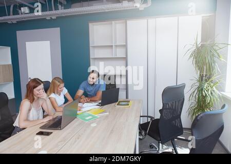 Junge Menschen arbeiten in einem modernen Open Space Büro, kopieren Raum Stockfoto