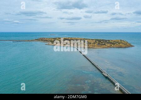 Hölzerner Damm verbindet Victor Harbor mit Granite Island in Australien Stockfoto