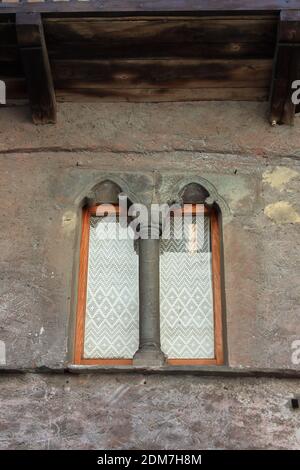 Fenster im gotischen Stil mit Steinsäule in einem Bergdorf Stockfoto