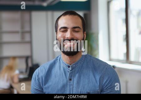 Nahaufnahme eines gutaussehenden fröhlichen männlichen Unternehmer lächeln mit Seine Augen schlossen sich Stockfoto