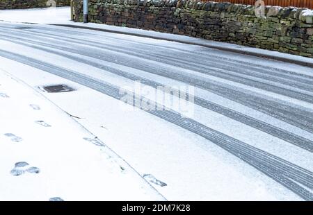 Reifenspuren im Schnee. Stockfoto