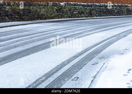 Reifenspuren im Schnee. Stockfoto