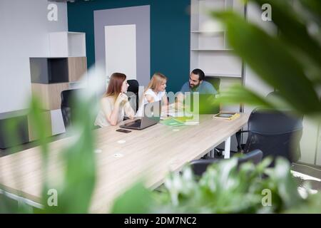 Kreative Designer im Gespräch über das Meeting im Büro Stockfoto