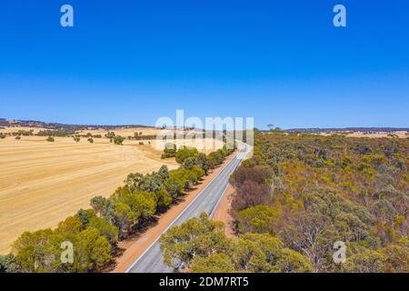 Straße durch das Hinterland von Western Australia Stockfoto