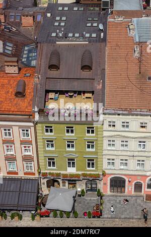 Historische Gebäude auf dem Marktplatz in einem Zentrum von Lviv Stadt, Ukraine. Blick vom Rathausturm. Stockfoto