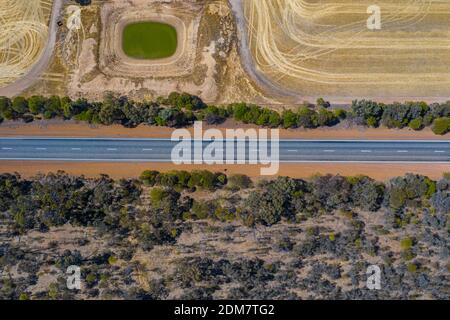 Straße durch das Hinterland von Western Australia Stockfoto