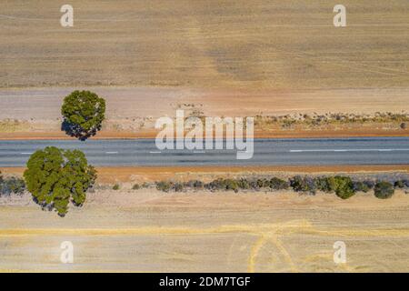 Straße durch das Hinterland von Western Australia Stockfoto