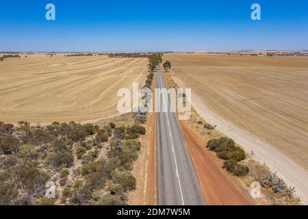 Straße durch das Hinterland von Western Australia Stockfoto