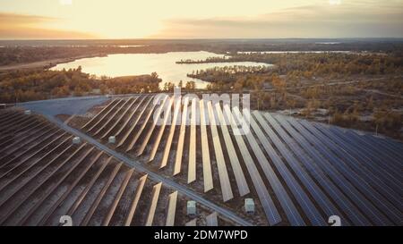 Solarpanel-Station mit Reflexion von Sonne und Fluss auf dem Hintergrund. ECO-System Stockfoto