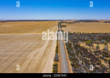 Straße durch das Hinterland von Western Australia Stockfoto