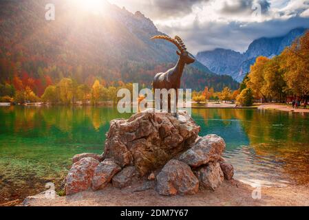 Jasna See mit dem Denkmal der Bergziege - Gämse Zlatorog vor. Nationalpark Triglav, Slowenien Stockfoto