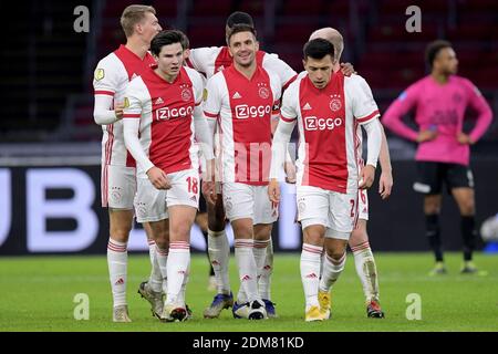 AMSTERDAM, NIEDERLANDE - DEZEMBER 16: Feier Perr Schuurs von Ajax, Jurgen Ekkelenkamp von Ajax, Dusan Tadic von Ajax, Lisandro Martinez von Ajax dur Stockfoto