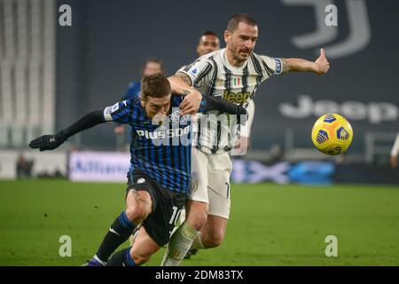 Alejandro Gomez of Atalanta BC and Leonardo Bonucci of Juventus FCduring the Serie A match between Juventus and Atalanta BC at Allianz Stadium on Dece Stockfoto