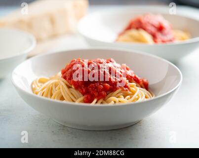 Spaghetti mit Tomatensauce und Basilikum auf einem Teller Stockfoto