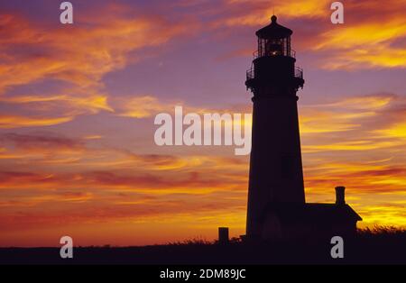 Sunset Silhouettes der Yaquina Head Lighthouse, der vom U.S. Bureau of Land Management in der Nähe von Newport, Oregon, verwaltet wird Stockfoto