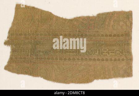 Textil, Medium: Seide, metallische Fadentechnik: Zusammengesetzte Leinwandbindung, Fragment von stumpfen Rosen, roten, blau-grünen, dunkelgelben und metallischen Fäden. Zentrum hat ein Band mit Kufic Inschrift. Rechts und links zeigen Teil einer Rundrunde mit zusätzlichen Inschriften., Spanien, 11.–12. Jahrhundert, gewebte Textilien, Textil Stockfoto