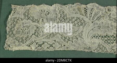 Cooper Union Museum Lace Study Card, Medium: Leinen Technik: Klöppelspitze (Mechlin-Stil), gekupfertes Randfragment mit 'Fond de neige'-Boden. Durchlaufende Blumen und Laub mit festen Bändern., Belgien, 18. Jahrhundert, Spitze, Fragment, Fragment Stockfoto