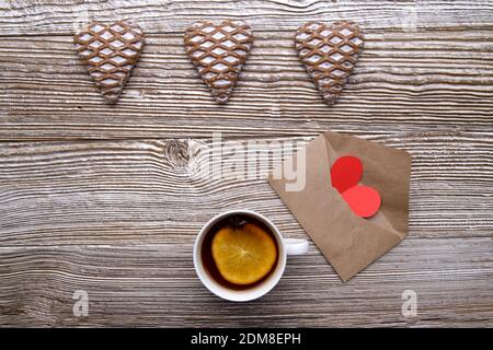 Drei frisch glasierte Lebkuchen und eine Tasse Tee Mit Zitrone und Anis Stockfoto